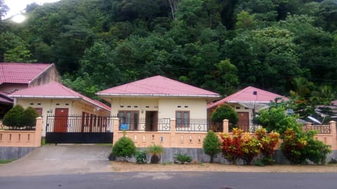 Property building, Facade/entrance, Bird's eye view, Floor plan