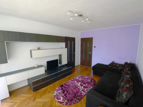 Day, TV and multimedia, Living room, Photo of the whole room, Seating area