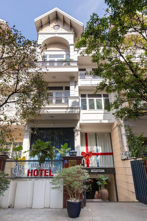 Property building, Facade/entrance, Day