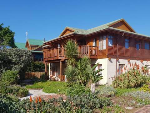 Property building, Facade/entrance, Garden