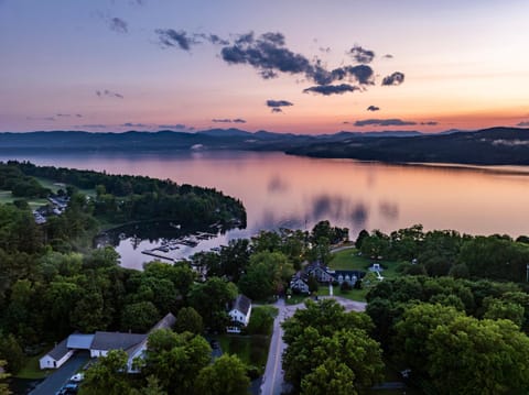 Property building, Fishing, Game Room, Golfcourse, Hot Tub, View (from property/room), Other, Beach, Canoeing, Hiking, Cycling, Kids's club, Animals, Guests, Lake view, Pool view, Sports, Entertainment, Dinner, Drinks, children, Family, internet, wedding