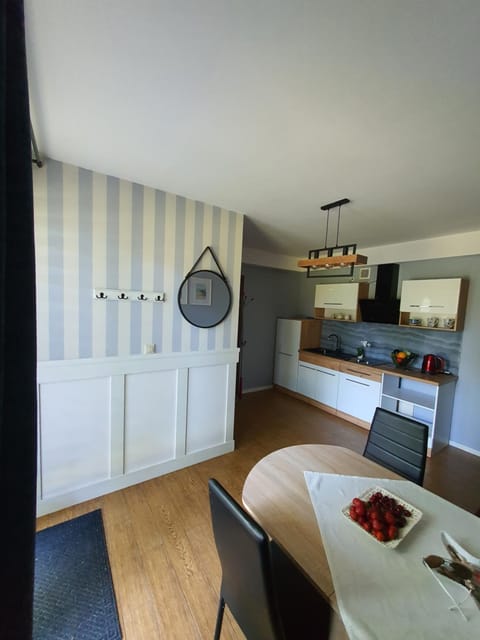 Kitchen or kitchenette, Food and drinks, Dining area, Food, oven