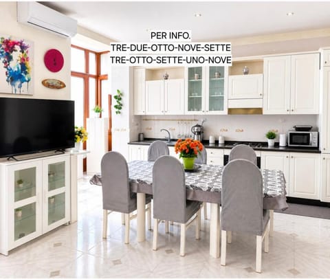 Communal lounge/ TV room, TV and multimedia, Kitchen or kitchenette, Dining area, oven, pet friendly, stove, toaster