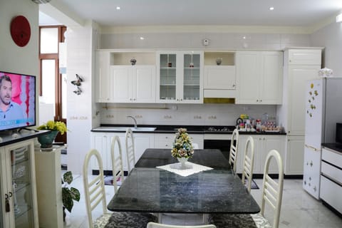 Kitchen or kitchenette, Living room, Dining area, minibar, pet friendly, stove, toaster