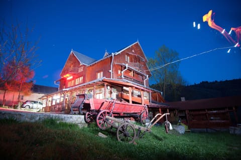 Property building, Patio, Facade/entrance, Spring, Activities, Garden, On site, Seasons, Time of day, Location, Sunset
