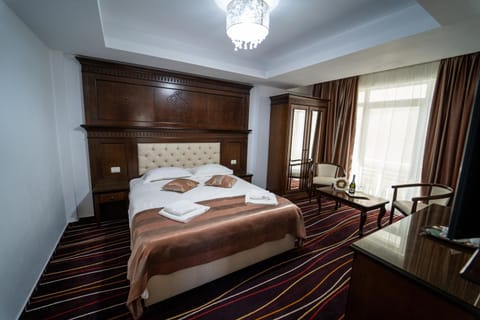 Bed, Photo of the whole room, Seating area, Bedroom, towels