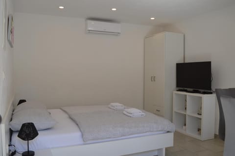 Bed, TV and multimedia