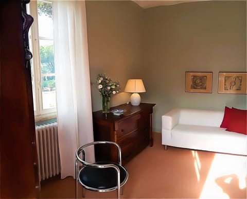 View (from property/room), Living room, Garden view