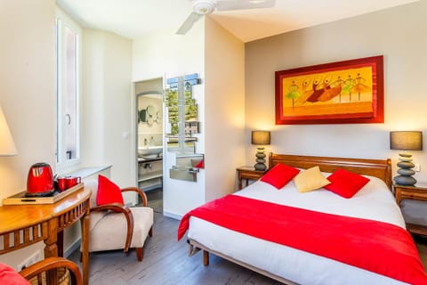 Shower, Bed, Coffee/tea facilities, Photo of the whole room, fireplace