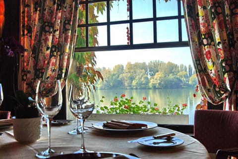 Restaurant/places to eat, Day, River view