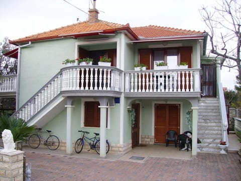 Facade/entrance