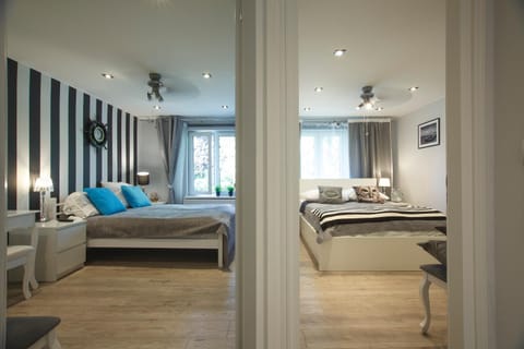 Bed, Day, Photo of the whole room, Decorative detail, Seating area, Bedroom