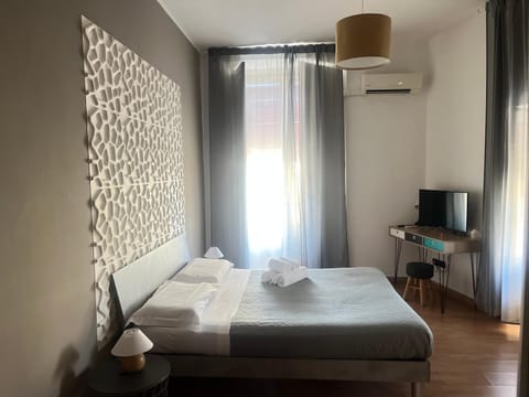 Bed, TV and multimedia, Photo of the whole room, Bedroom