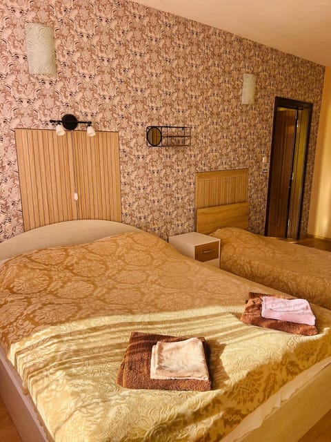 Bed, Bedroom, towels