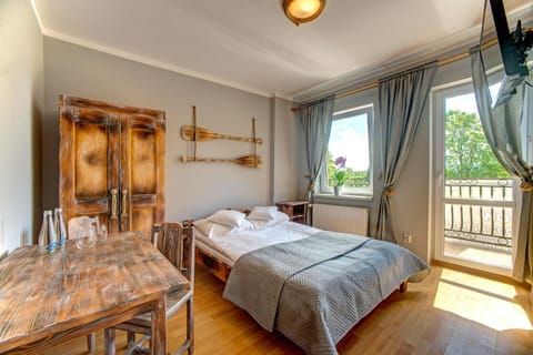Photo of the whole room, Lake view