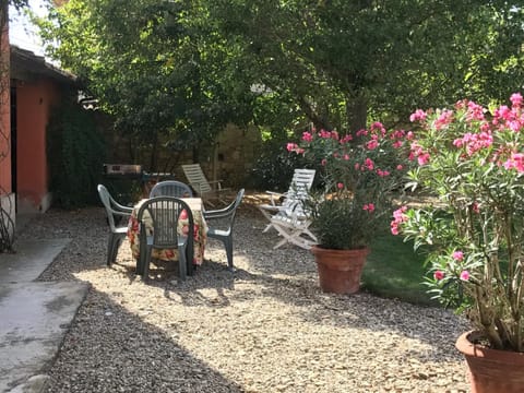 Patio, Restaurant/places to eat, BBQ facilities, Area and facilities