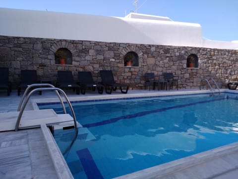 Property building, Day, Swimming pool, sunbed