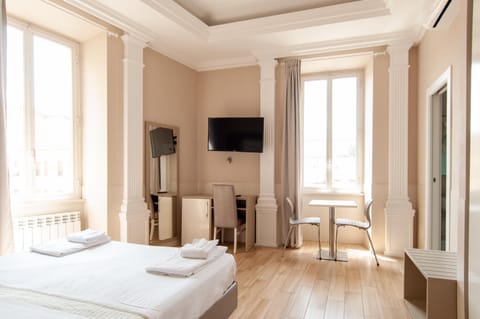 Bed, TV and multimedia, Photo of the whole room, Seating area, Bedroom, hair dresser, towels