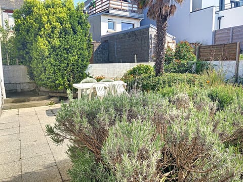 Jolie maison à 400m de la plage, proche centre-ville, avec terrasse et wifi gratuit - FR-1-361-55 House in Granville