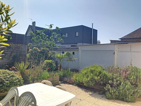 Jolie maison à 400m de la plage, proche centre-ville, avec terrasse et wifi gratuit - FR-1-361-55 House in Granville