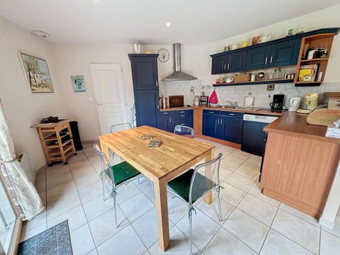 Villa contemporaine: terrasse, jardin clos, 4 chambres, proche mer et attractions - FR-1-361-74 House in Saint-Pair-sur-Mer