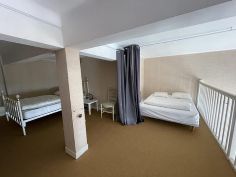 Duplex de charme en front de mer avec véranda - FR-1-361-32 Apartment in Jullouville