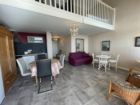 Duplex de charme en front de mer avec véranda - FR-1-361-32 Apartment in Jullouville