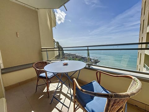 Appartement central avec balcon, parking privé - FR-1-361-66 Apartment in Granville