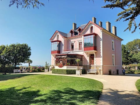 Appartement central avec balcon, parking privé - FR-1-361-66 Apartment in Granville