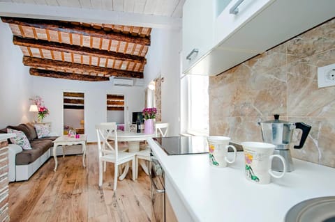 Kitchen or kitchenette, Dining area