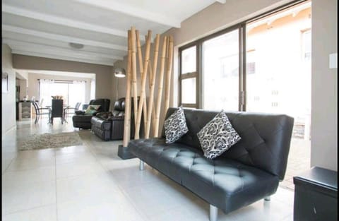 Bed, TV and multimedia, Living room, Dining area