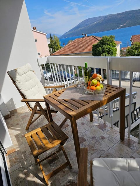 Property building, Natural landscape, Balcony/Terrace, Seating area, Sea view