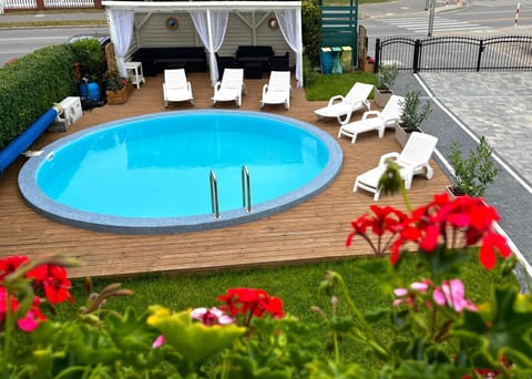 Garden view, Pool view, Swimming pool, sunbed