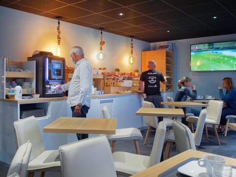 Communal lounge/ TV room, People, Lounge or bar, Business facilities, Banquet/Function facilities, Entertainment, Continental breakfast, Buffet breakfast, Non alcoholic drinks, Family