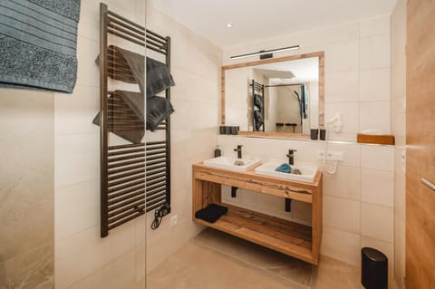 Shower, Property building, Bathroom, towels