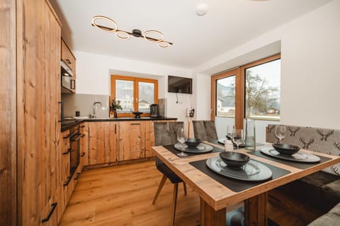 Property building, TV and multimedia, Coffee/tea facilities, Kitchen or kitchenette, Seating area, Dining area