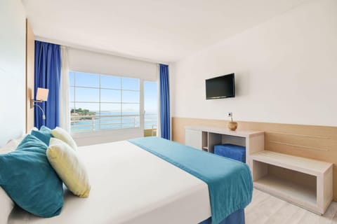 Bed, TV and multimedia, Photo of the whole room, Sea view