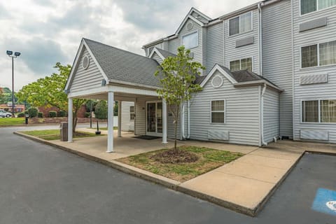 Property building, Facade/entrance, Day, On site, Time of day