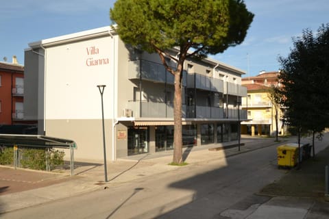 Property building, Facade/entrance, Neighbourhood, Parking