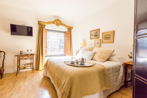 Bed, Coffee/tea facilities, Photo of the whole room, Decorative detail