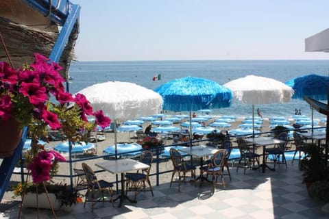 Lounge or bar, Beach