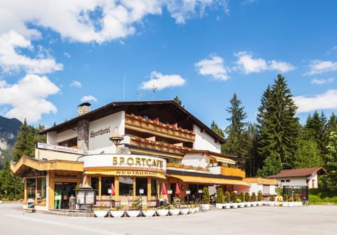 Restaurant/places to eat, Facade/entrance, Summer