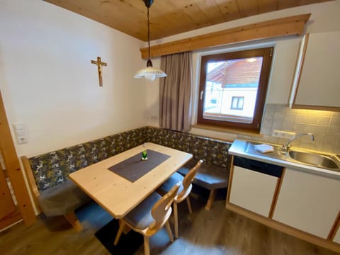 Kitchen or kitchenette, Dining area, stove