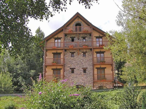 Property building, Restaurant/places to eat, Spring, Activities, Winter, Summer, Garden, Sauna, Skiing, Balcony/Terrace, Spa and wellness centre/facilities, Hiking, Cycling, Autumn, Mountain view, Mountain view, Swimming pool, Sports, Entertainment, Breakfast, children, children, children, young children, young children, young children, older children, older children, older children, group of guests, group of guests, group of guests, Family, Family, Family, Parking, hair dryier, heating, heating, internet, internet, safe, elevator