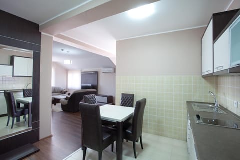 Kitchen or kitchenette, Dining area