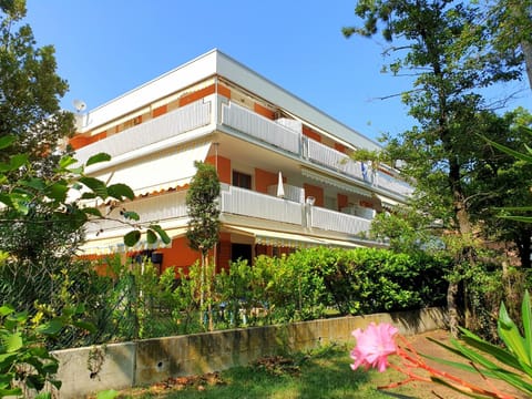 Property building, Facade/entrance, Neighbourhood, Parking