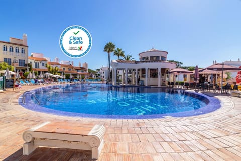 Property building, Swimming pool, sunbed