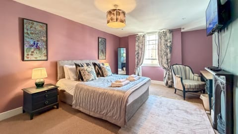 Bed, TV and multimedia, Photo of the whole room, Seating area, Bedroom