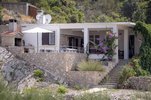 Property building, Facade/entrance, BBQ facilities, Balcony/Terrace