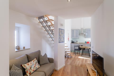 Bed, TV and multimedia, Living room, Business facilities, Seating area, River view, Family
